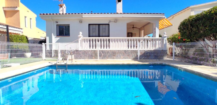MAGNÍFICO CHALET CON PISCINA Y CERCA DE LA PLAYA