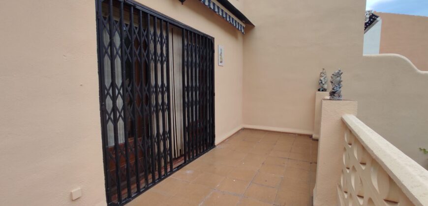 CASA PAREADA A POCOS METROS DE LA PLAYA
