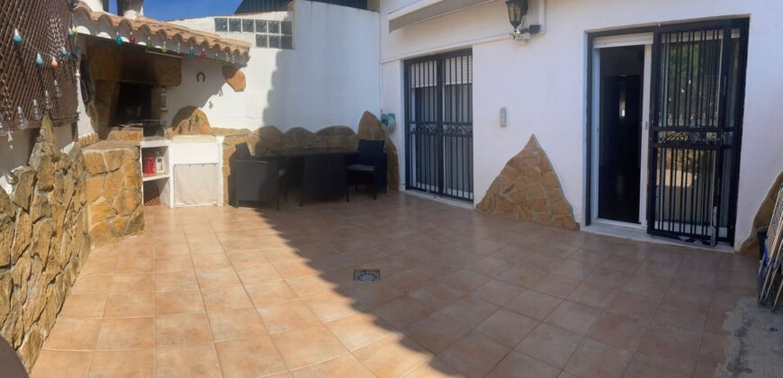 CASA ADOSADA A POCOS MINUTOS DE LA PLAYA Y CENTRO