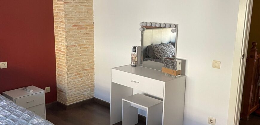 CASA ADOSADA A POCOS MINUTOS DE LA PLAYA Y CENTRO