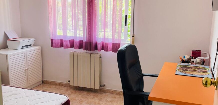 CASA ADOSADA A POCOS MINUTOS DE LA PLAYA Y CENTRO