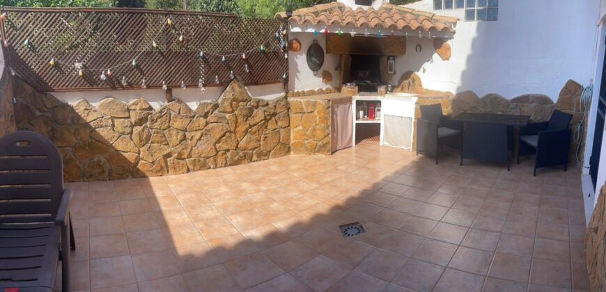 CASA ADOSADA A POCOS MINUTOS DE LA PLAYA Y CENTRO