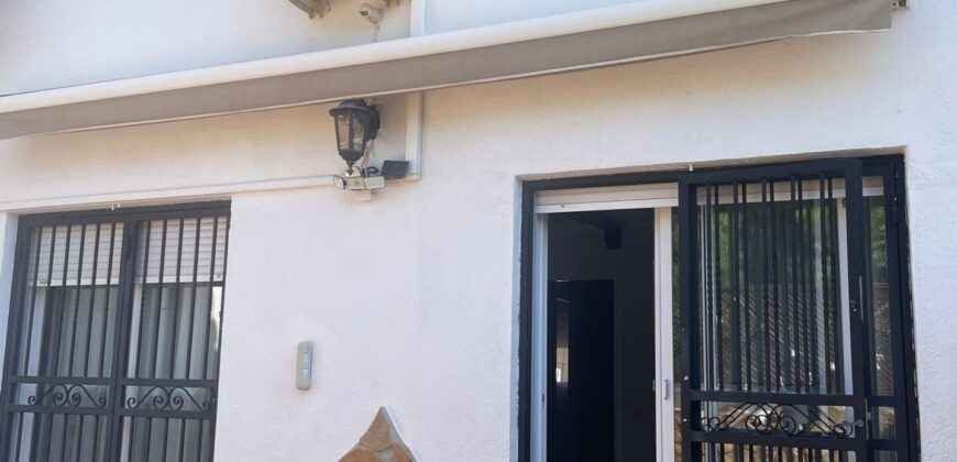 CASA ADOSADA A POCOS MINUTOS DE LA PLAYA Y CENTRO