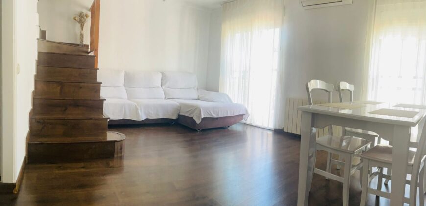 CASA ADOSADA A POCOS MINUTOS DE LA PLAYA Y CENTRO