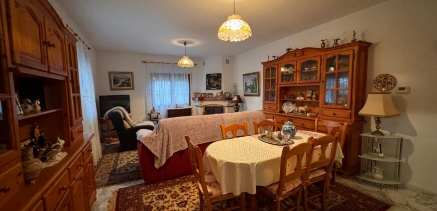 CHALET CON 7757 M² DE PARCELA