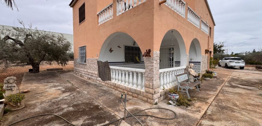 CHALET CON 7757 M² DE PARCELA