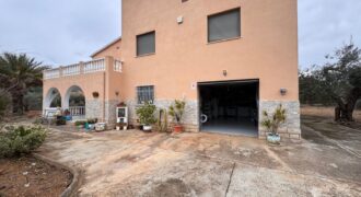 CHALET CON 7757 M² DE PARCELA